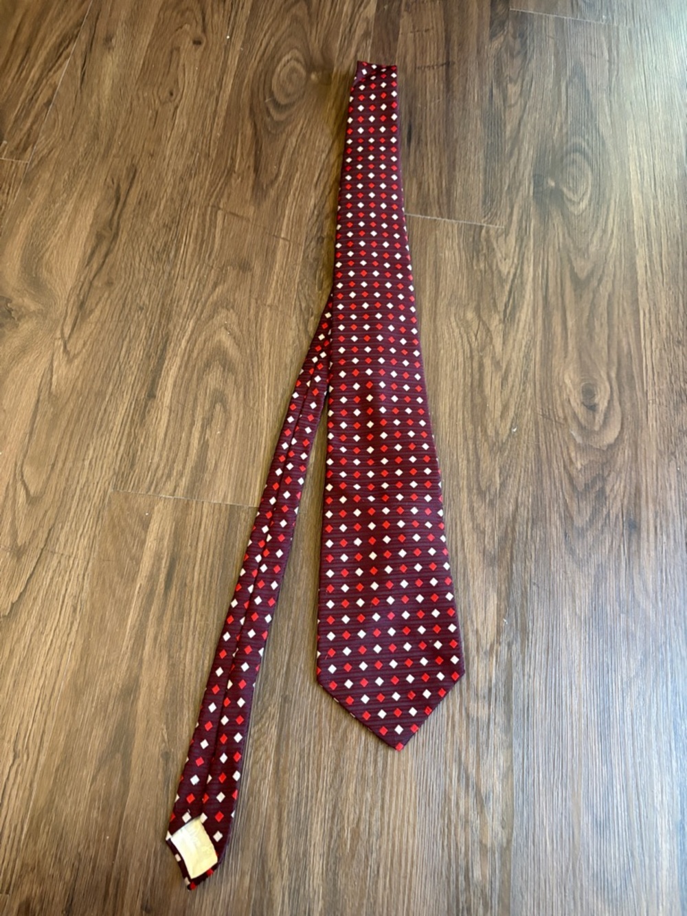 Men's Red Geometric Silk Tie — Versatile Patterned Necktie
